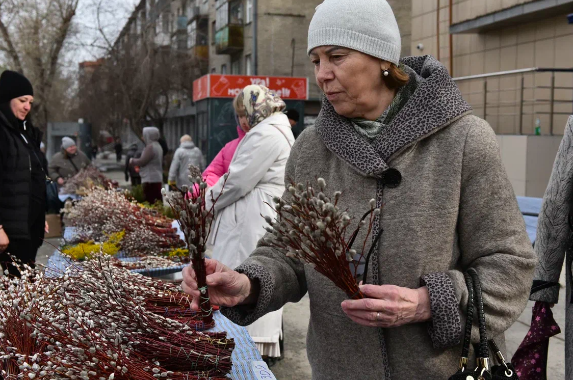Фото Вербное воскресенье в Новосибирске: сотни горожан собрались на службу в Вознесенском соборе 11